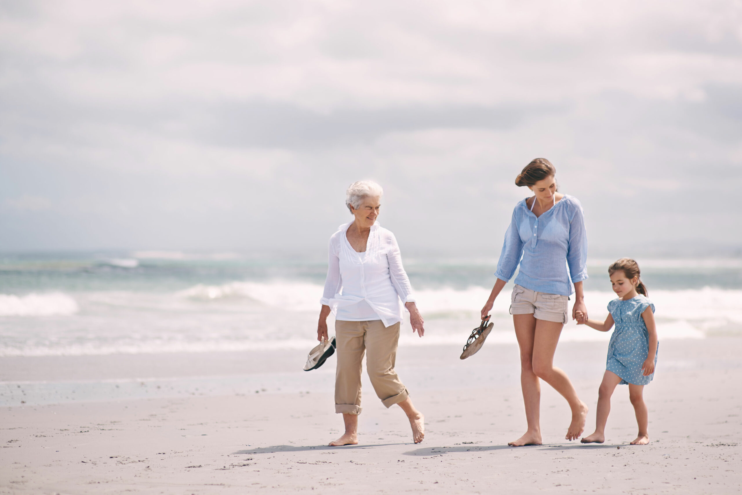 iStock-482764637 Portrait of a woman with her daughter and mother at the beachhttp://195.154.178.81/DATA/shoots/ic_783222.jpg